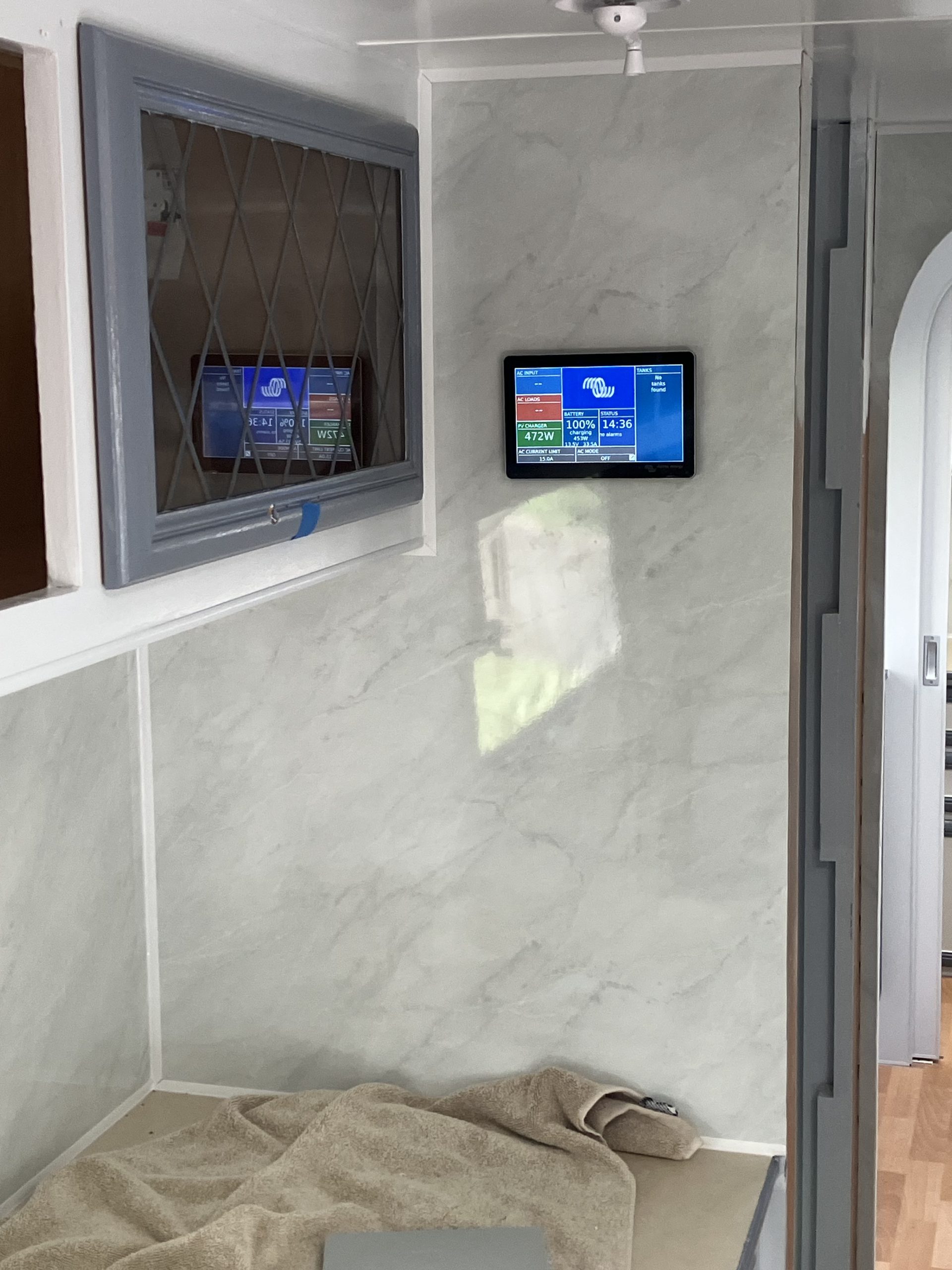 Freedom Caravan: Victron Touch70 Offgrid System